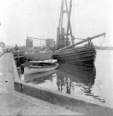 Shamrock's jurymast unstepped or placed on the barge. August 1899.